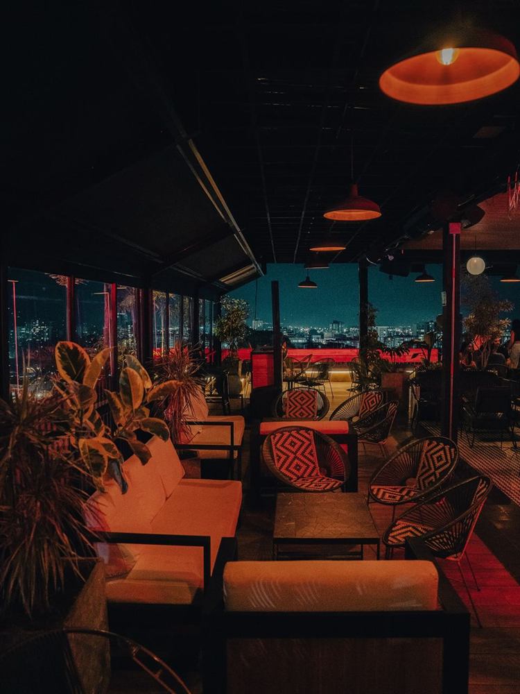 Terraza de Icónico al atardecer, con vista a la ciudad