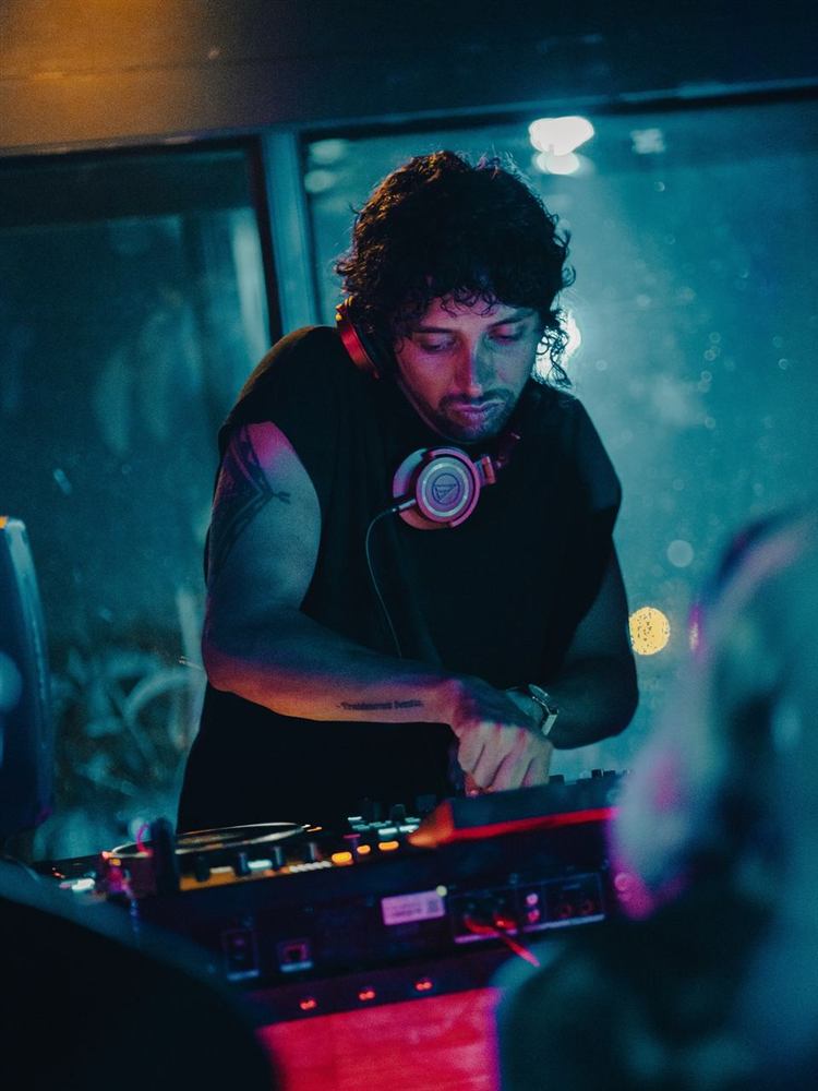 DJ animando una noche en Icónico Terraza