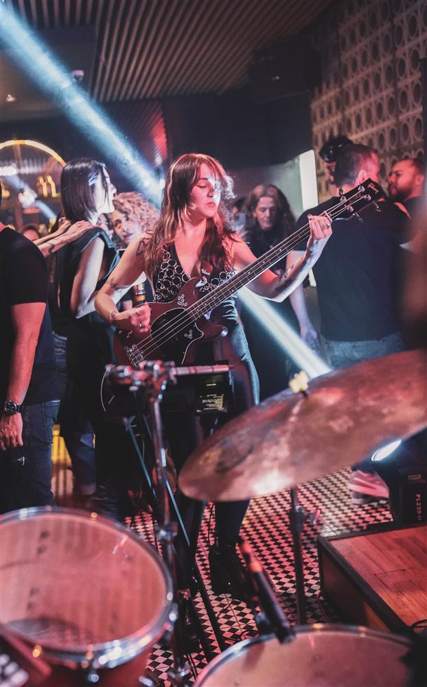 Banda tocando en vivo en una noche de Icónico