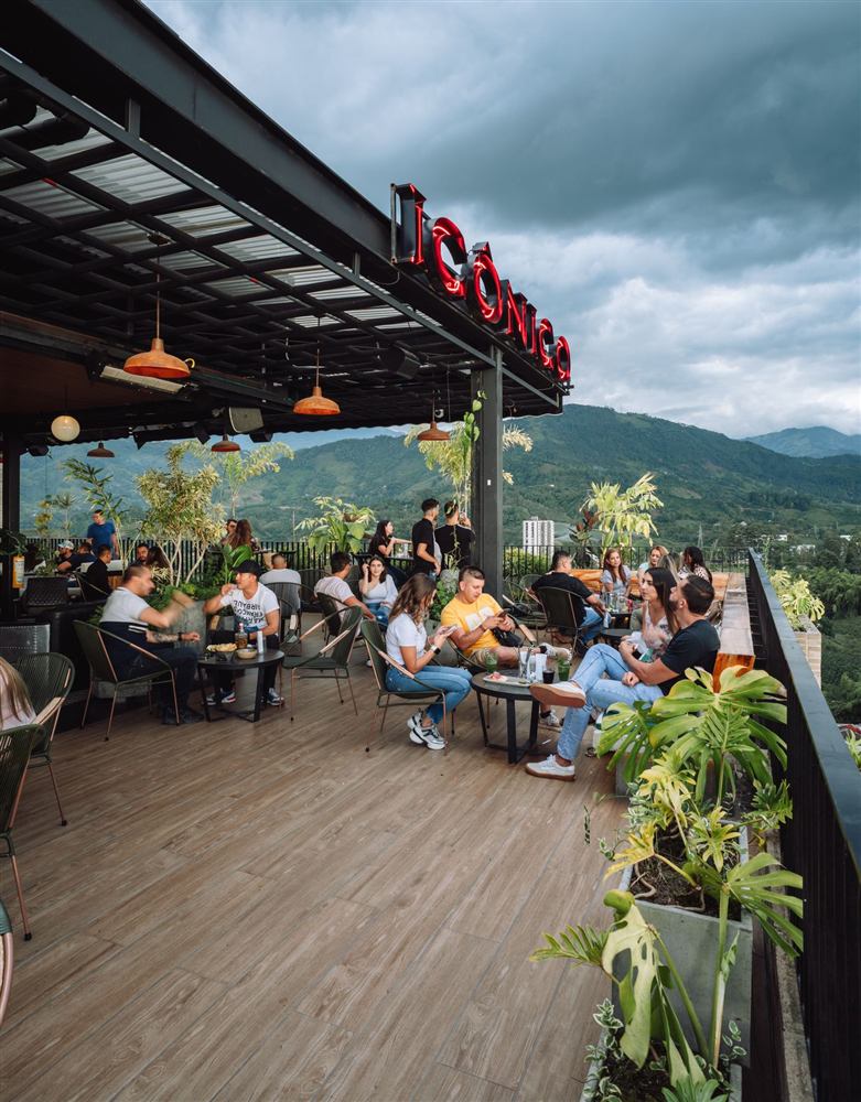 Letrero de neón ICÓNICO en la terraza, con las montañas de fondo