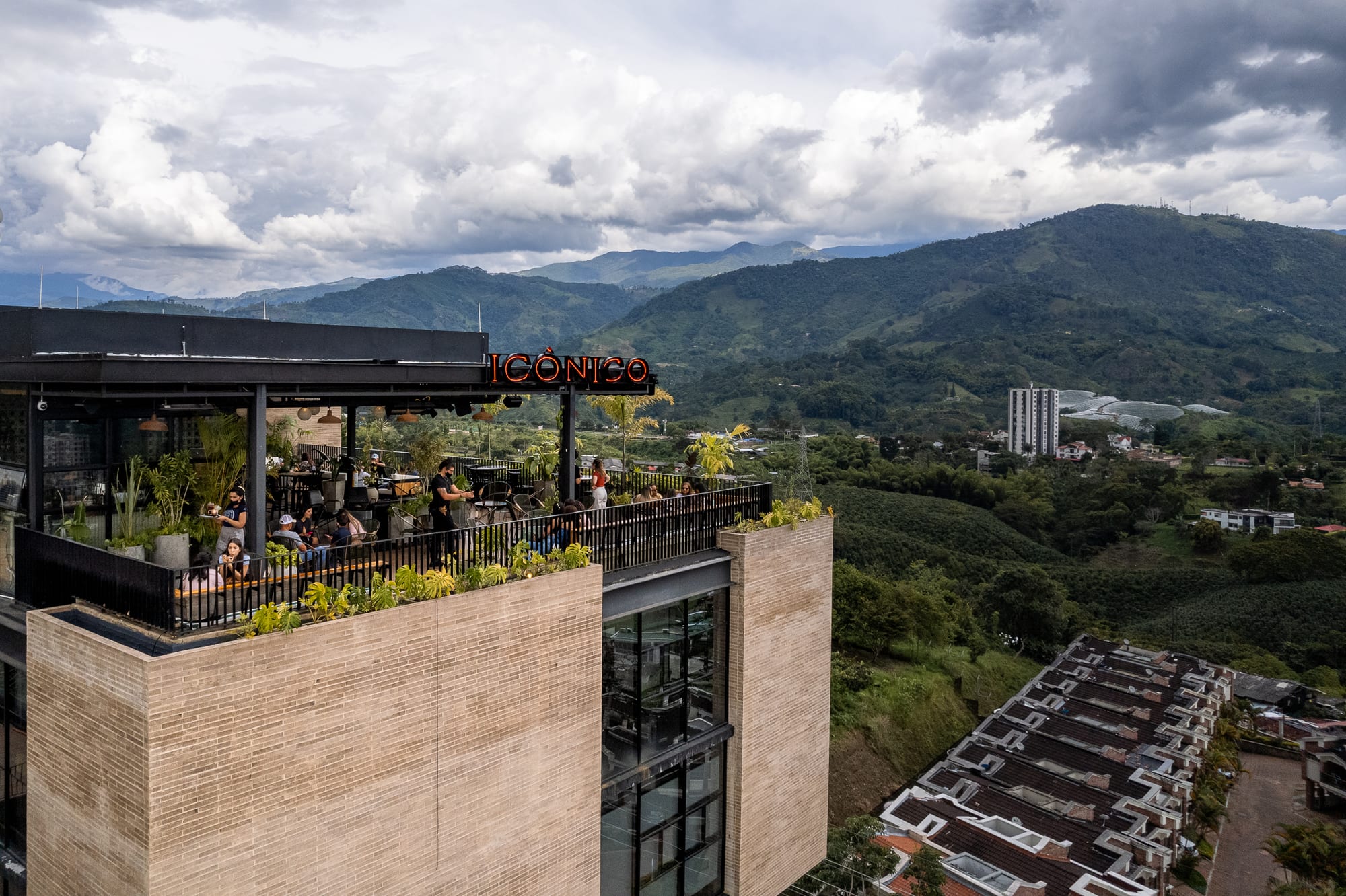Vista panorámica de la terraza de Icónico con las montañas de Armenia de fondo