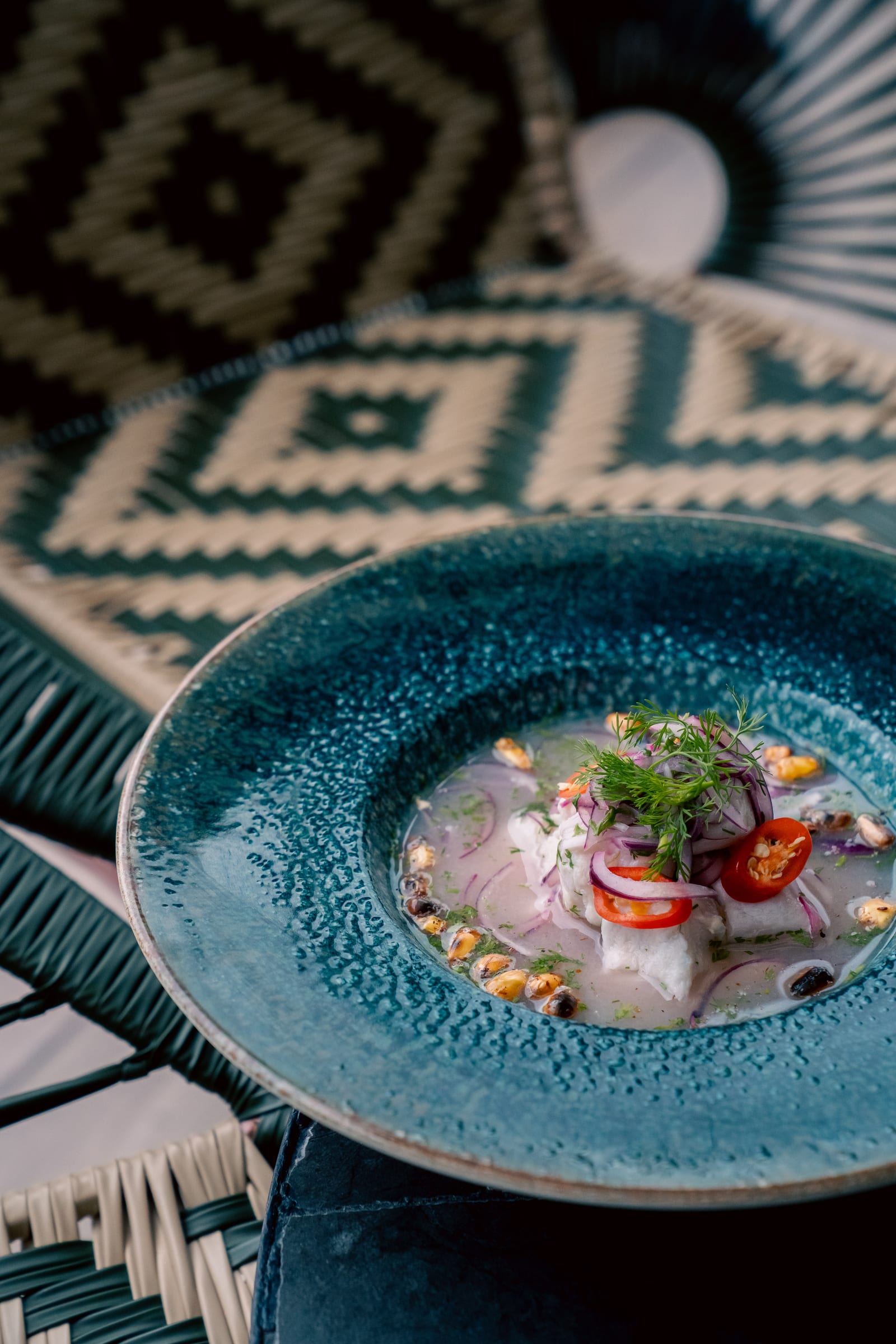 Ceviche de Icónico con cebolla morada, ají y maíz tostado