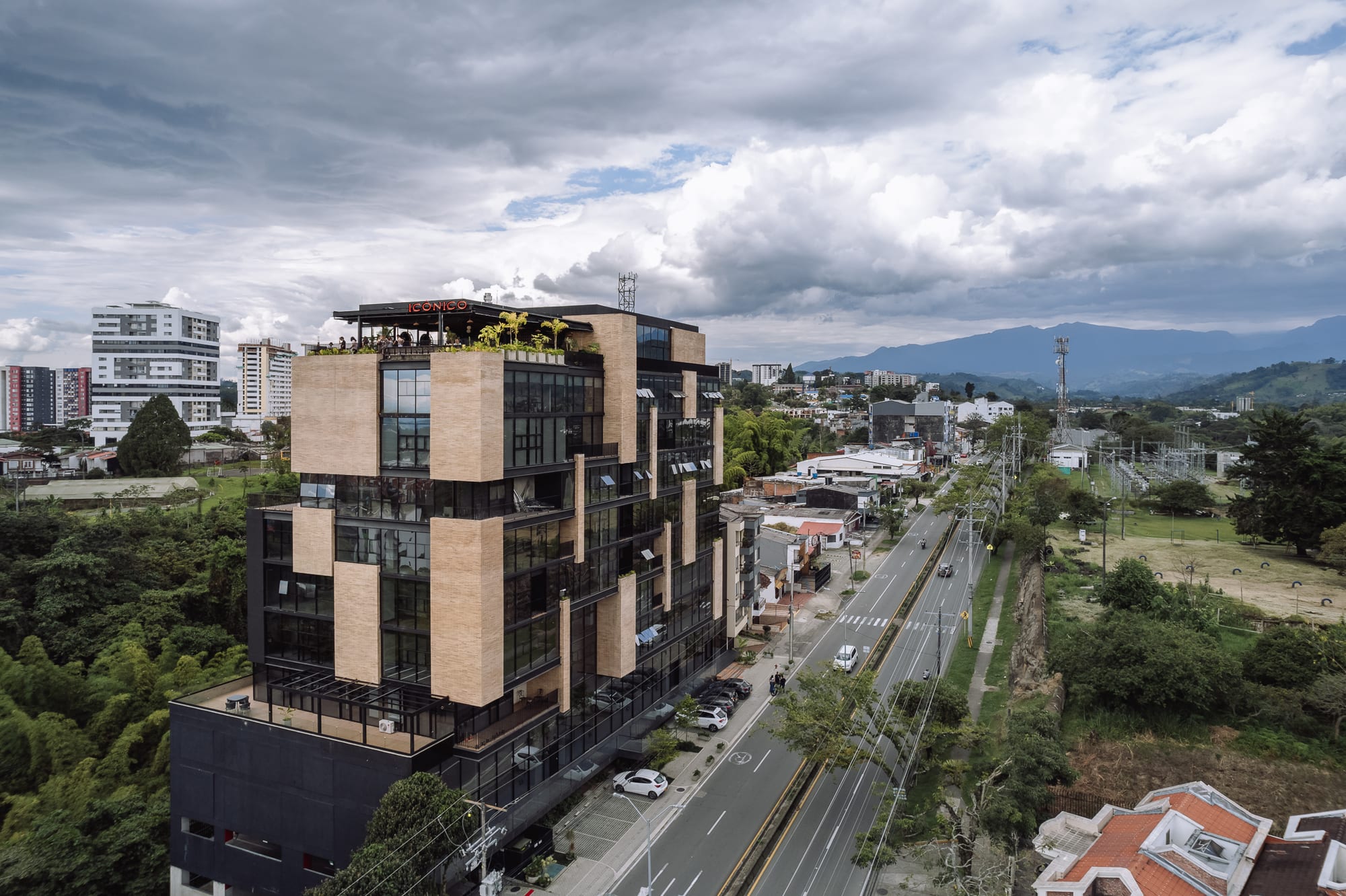 Vista aérea de Icónico Terraza en la azotea del edificio, con la terraza y el letrero de neón