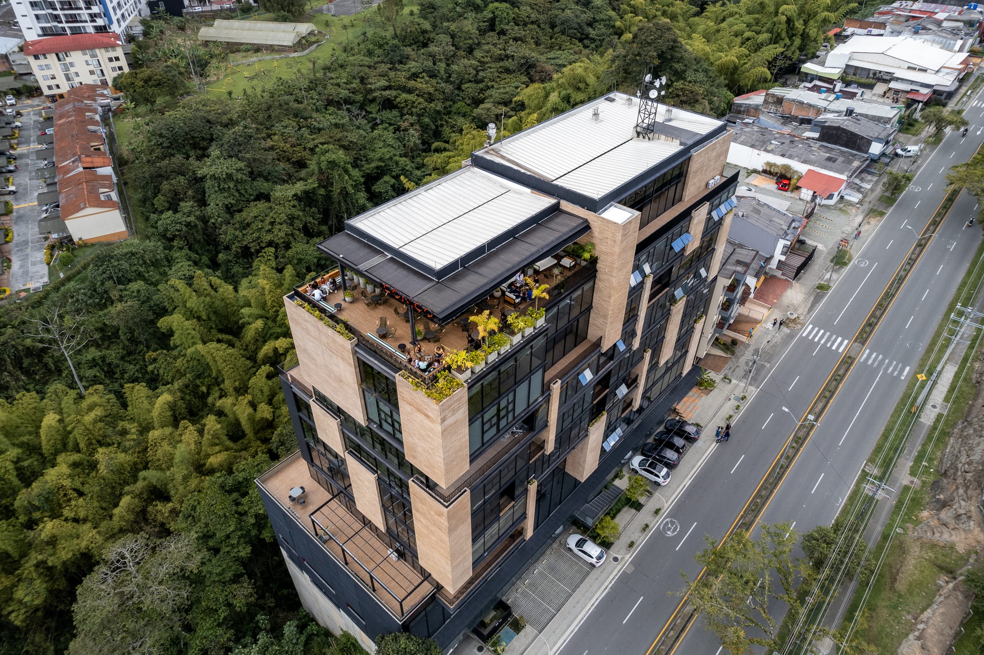 Vista aérea del edificio de Icónico Terraza entre la vegetación de Armenia