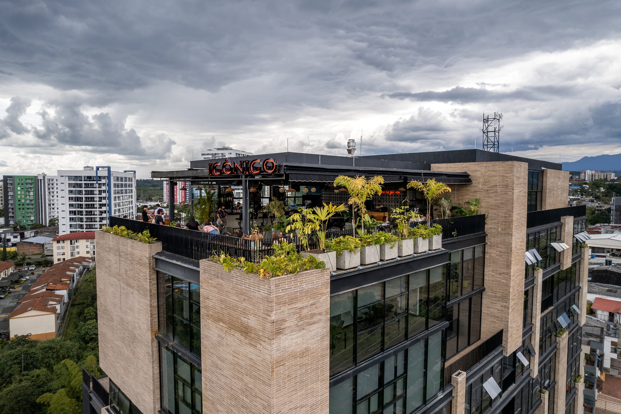 Letrero de neón Icónico en la terraza visto desde el aire, con la ciudad de fondo