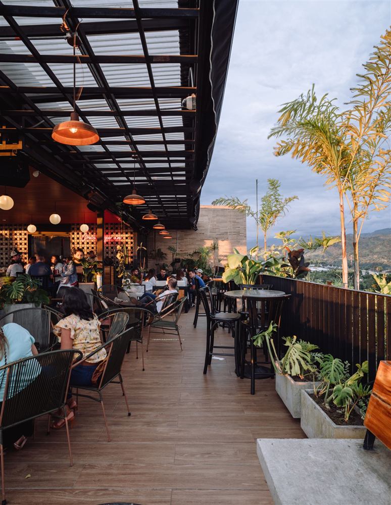 Rincones de la terraza de Icónico al anochecer